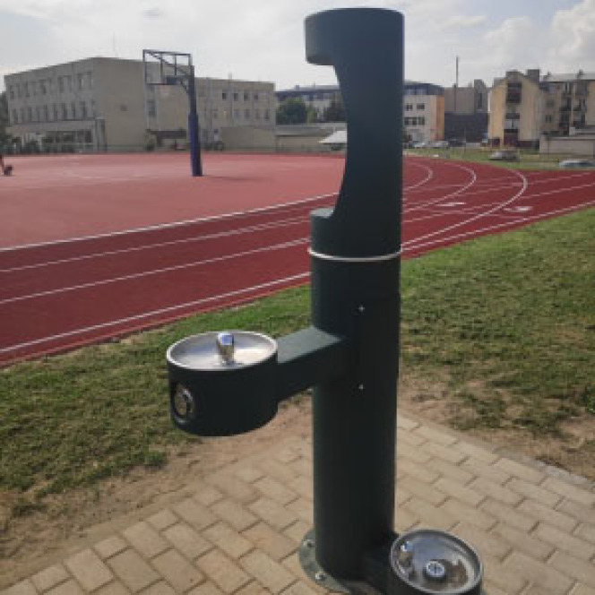 Atnaujintame sporto aikštyne  - geriamojo vandens kolonėlė