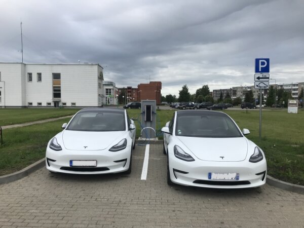 Pasvalyje veikia elektromobilių įkrovimo stotelė