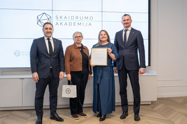 „Skaidrumo akademijos“ dalyviams įteikti baigimo sertifikatai