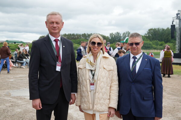 Pasvalio rajono savivaldybės delegacija dalyvavo festivalyje „Po auksinių ąžuolų šakomis. Būti...