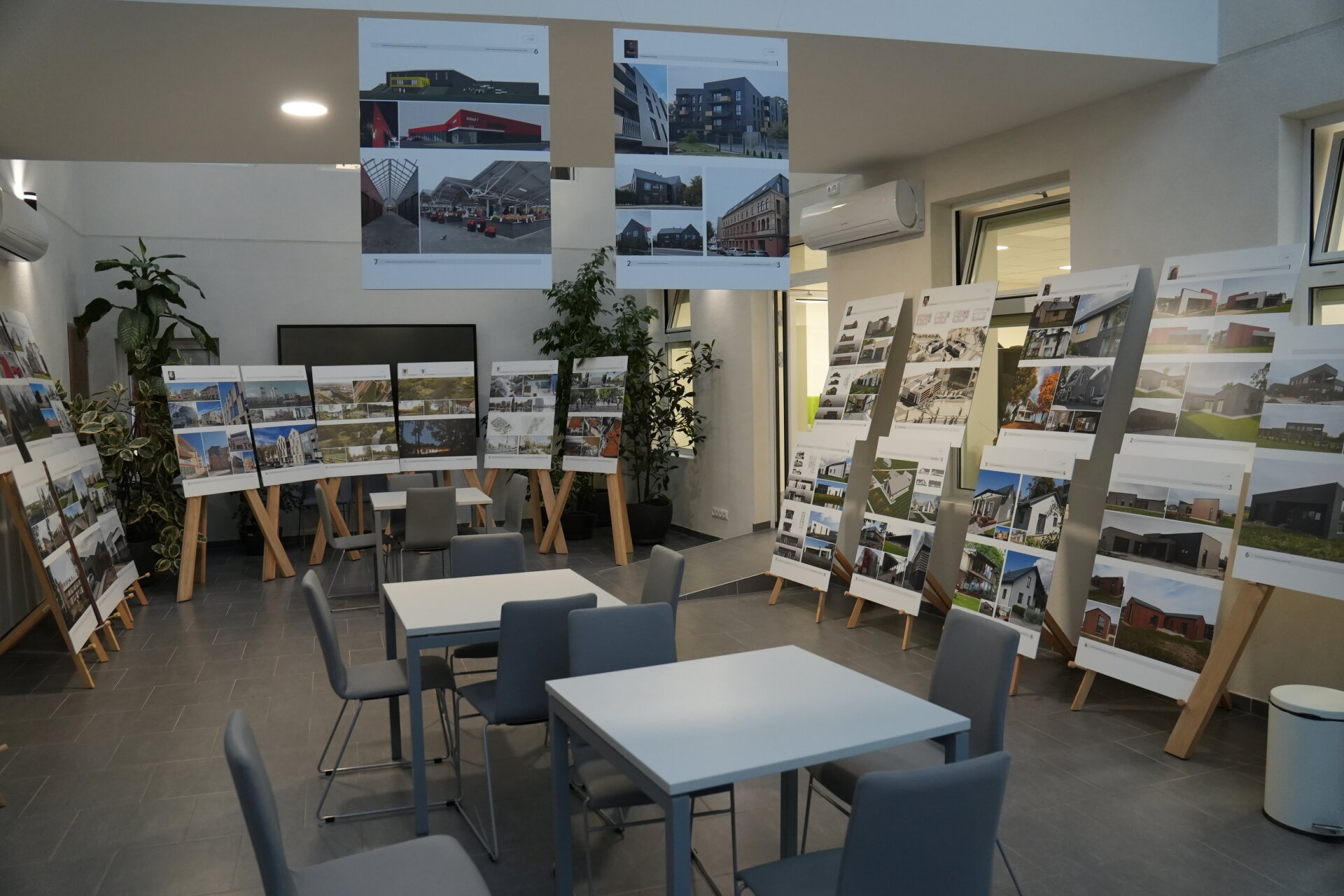 Panevėžio architektų kūrybos darbų parodos ekspozicija. Pasvalio M. Katiliškio biblioteka. Nuotraukos autorius - Rūta Jaruševičienė