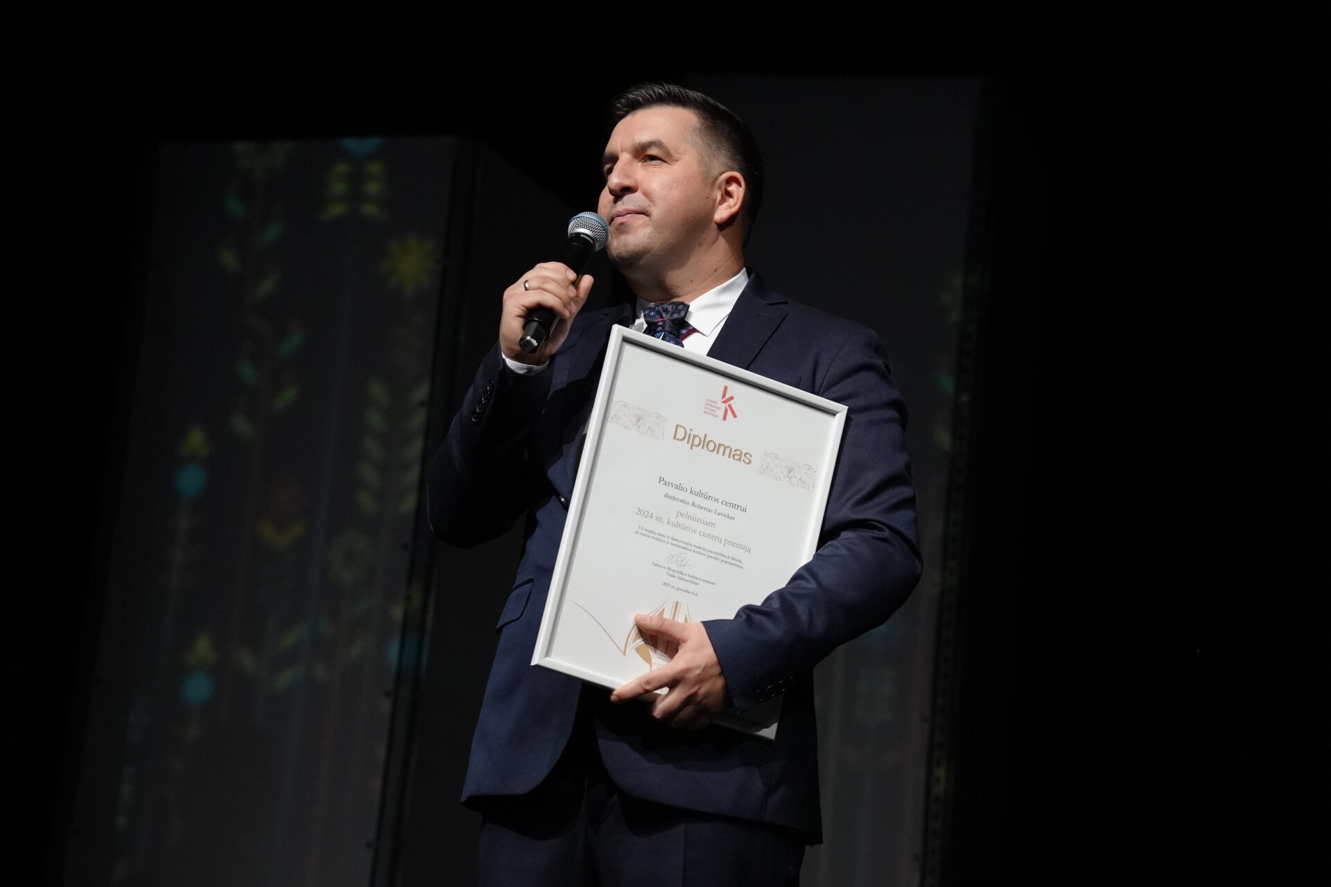 Pasvalio kultūros centro direktorius Robertas Lavickas su Lietuvos Respublikos kultūros ministerijos įsteigta Kultūros centrų premija